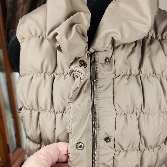 COLDWATER CREEK | Classic Minimalist Beige Down Feather Filled Puffer Vest | M - Picture 3 of 10